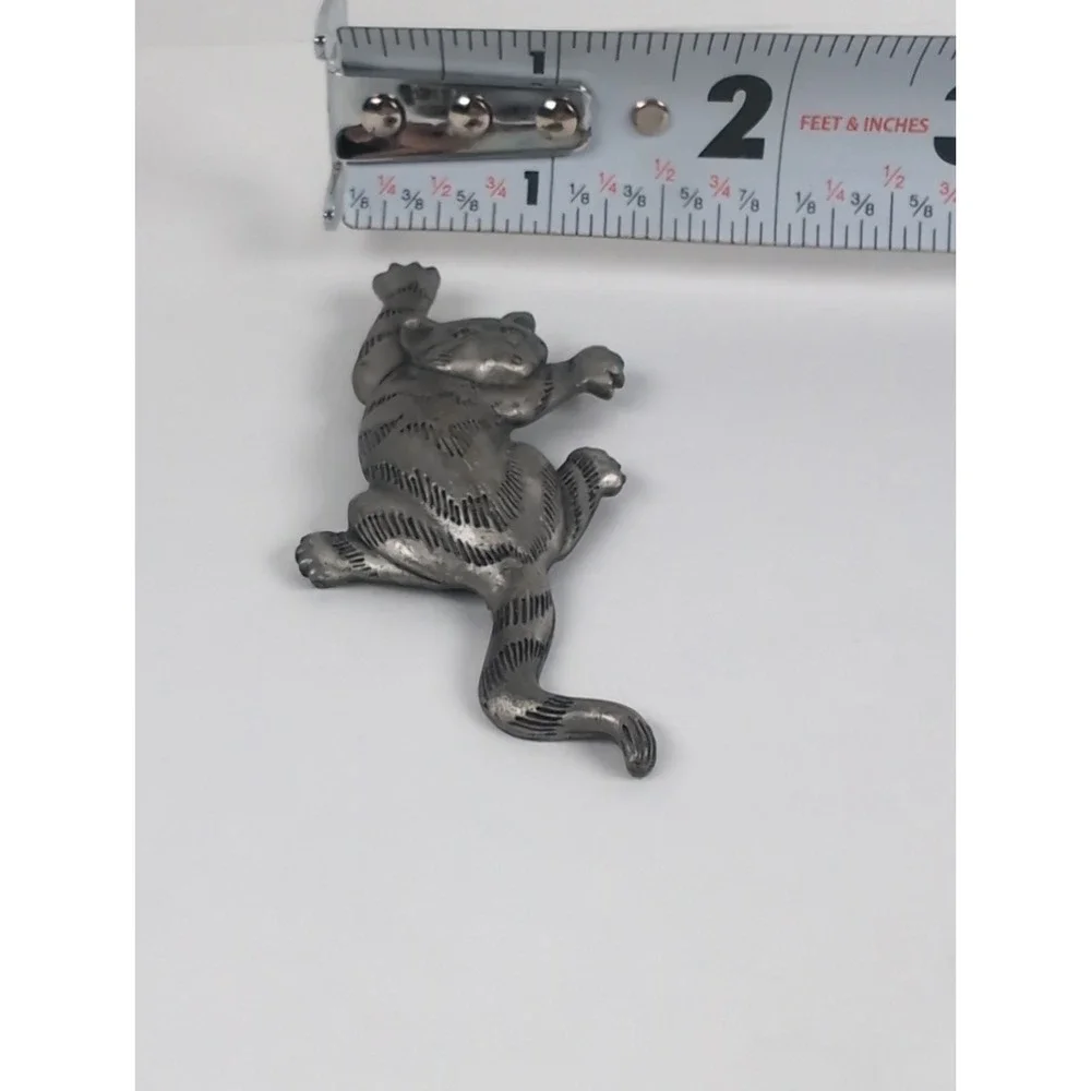 1988 JJ Vintage Silver Tone Surpriseed Climbing Cat Brooch Pin Figural Jewelry